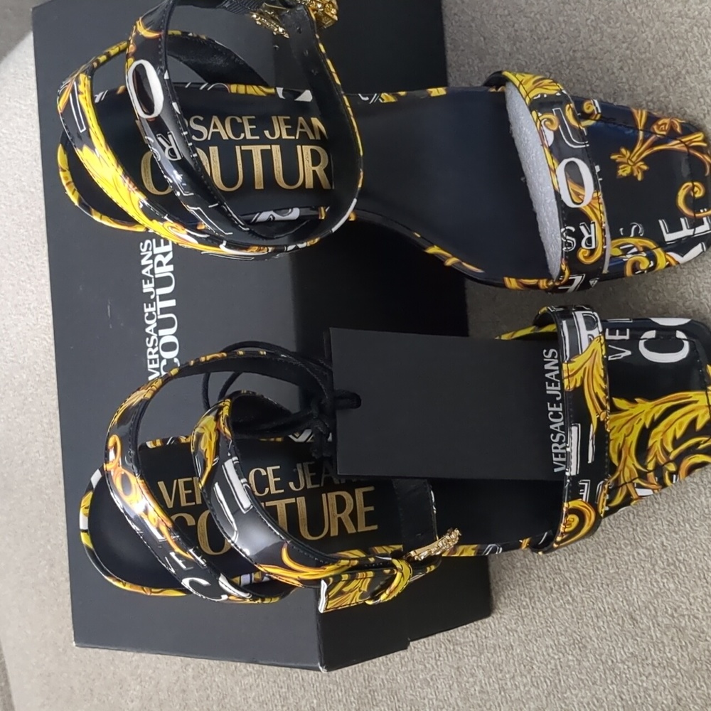 Versace - Picture 8 of 12